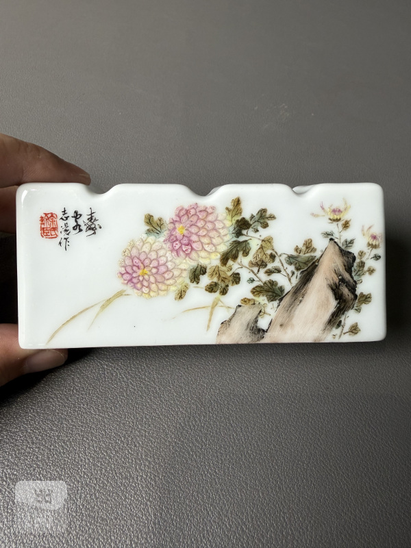 民国 张志汤款粉彩骏马寿菊图诗文笔搁 - 图2